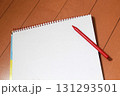 赤色鉛筆とスケッチブック 131293501