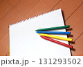 カラフルな色鉛筆とスケッチブック 131293502