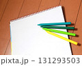 寒色系色鉛筆とスケッチブック 131293503