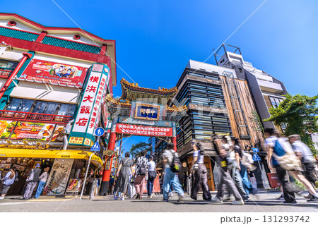 日本の横浜都市景観9月26日。賑わう横浜中華街。善隣門をくぐる団体客…。輝きの時代…明日へ 131293742