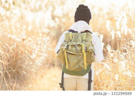 登山する女性 131294089