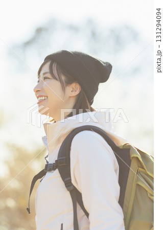 登山をする女性 登山をする女性 131294094