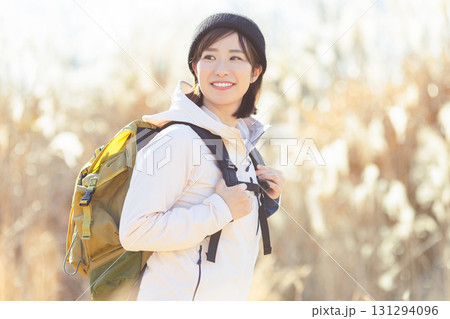 登山をする女性 登山をする女性 131294096