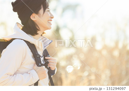 登山をする女性 131294097