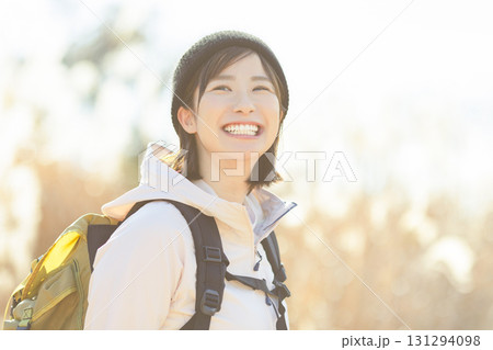 登山をする女性 登山をする女性 131294098