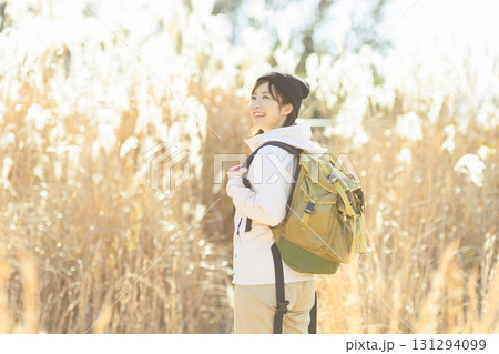 登山をする女性 131294099