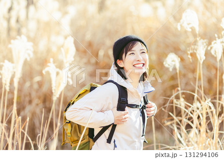 登山をする女性 登山をする女性 131294106