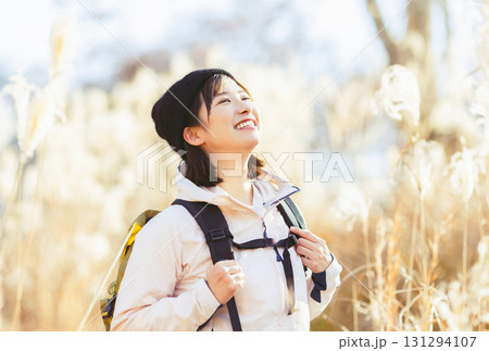 登山をする女性 131294107