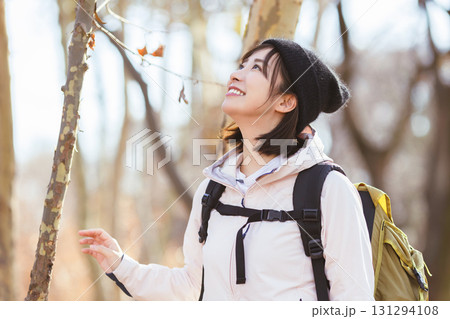 登山をする女性 131294108