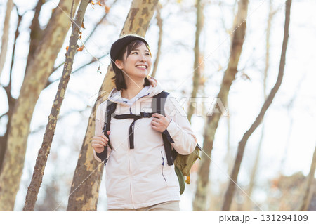 登山をする女性 登山をする女性 131294109