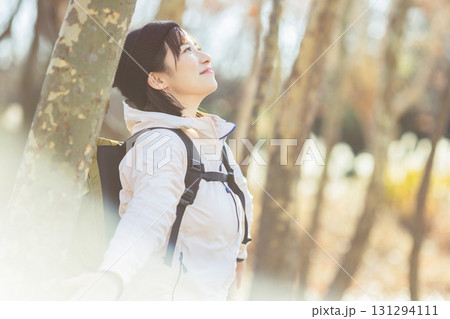 深呼吸をする女性 131294111