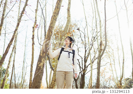 登山する女性 登山する女性 131294113