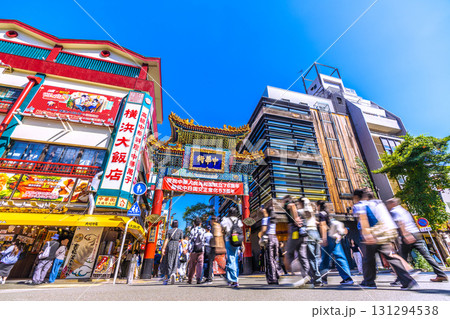 日本の横浜都市景観9月26日。賑わう横浜中華街。善隣門をくぐる団体客…。輝きの時代…明日へ 131294538