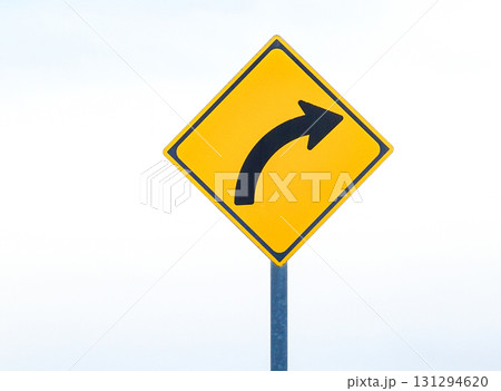 白バックに右カーブのシンプルなイメージ風景 131294620