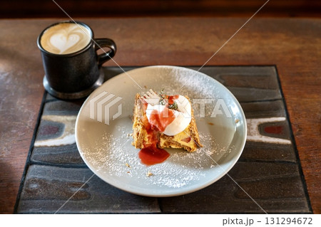 サクサク生地と苺が香るミルフィーユとラテ 131294672