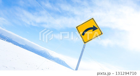 冬の北海道の青空と右カーブの標識のシンプルな風景 131294710