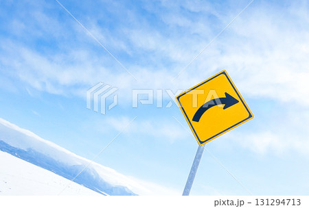 冬の北海道の青空と右カーブの標識のシンプルな風景 131294713