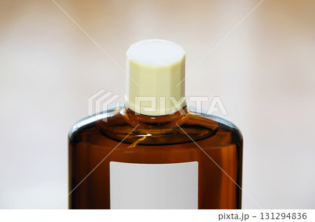 スクリューキャップを閉めた育毛剤のボトル スクリューキャップを閉めた育毛剤のボトル 131294836