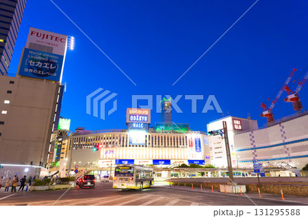 【東京都】5月・夜の新宿駅前 【東京都】5月・夜の新宿駅前 131295588