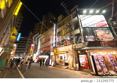 【東京都】5月・新宿駅近くの歓楽街 【東京都】5月・新宿駅近くの歓楽街 131295775