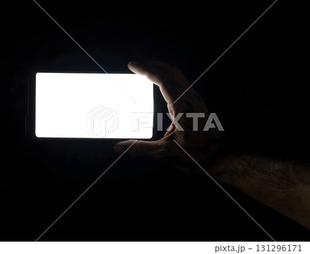 漆黒の背景に浮かび上がるスマートフォン 131296171