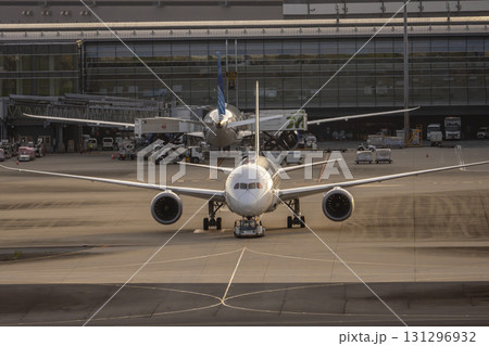 夕暮れの羽田空港　タキシング中の飛行機　東京都大田区 131296932