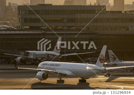 夕暮れの羽田空港　タキシング中の飛行機　東京都大田区 131296934