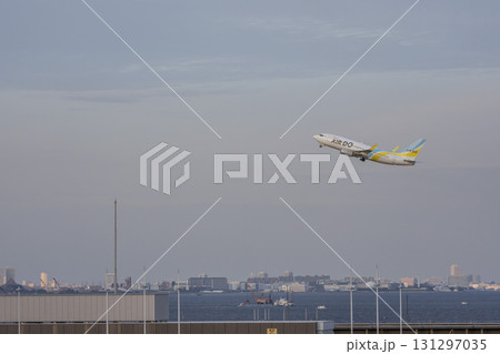 夕暮れの羽田空港 離陸中の飛行機 東京都大田区 夕暮れの羽田空港 離陸中の飛行機 東京都大田区 131297035