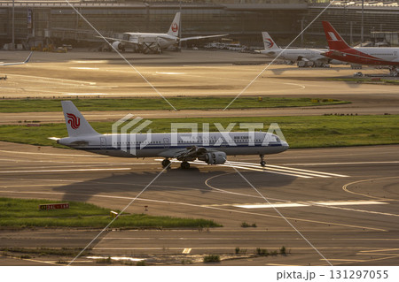 夕暮れの羽田空港　着陸中の飛行機　東京都大田区 131297055