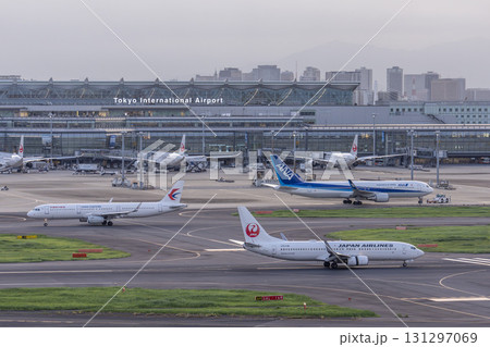 夕暮れの羽田空港 着陸中の飛行機 東京都大田区 夕暮れの羽田空港 着陸中の飛行機 東京都大田区 131297069