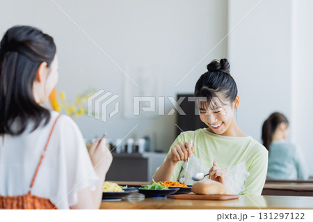 カフェで友達をランチをする若い女性 カフェで友達をランチをする若い女性 131297122