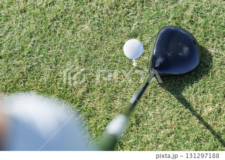 ドライバーとゴルフボールの俯瞰 131297188