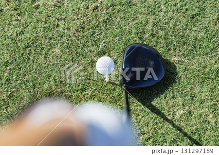 ドライバーとゴルフボールの俯瞰 131297189