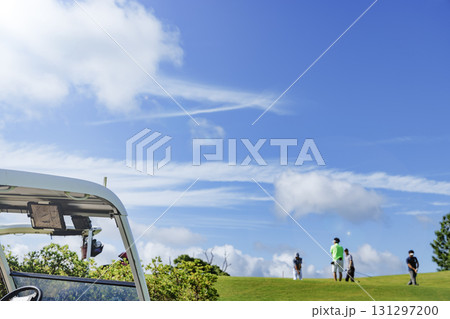 ゴルフカートと綺麗な青空 131297200