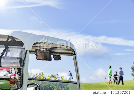 ゴルフカートと綺麗な青空 ゴルフカートと綺麗な青空 131297201