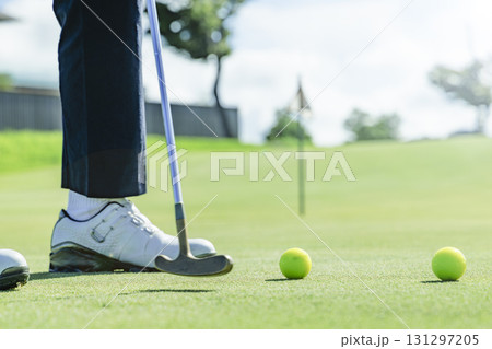 新緑が綺麗なゴルフ場のグリーンとボール 131297205