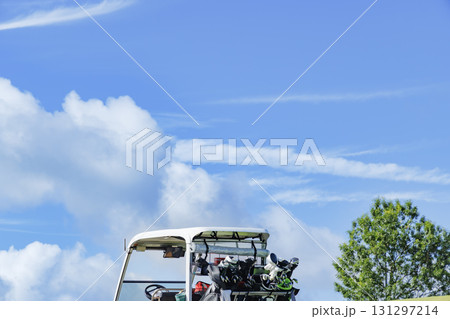 ゴルフカートと綺麗な青空 131297214