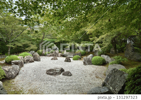 青蓮院飛地 将軍塚青龍殿 夏の庭園(京都市山科区) 青蓮院飛地 将軍塚青龍殿 夏の庭園(京都市山科区) 131297323