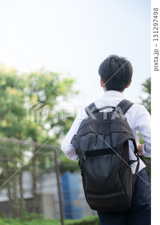 通学をする中学生や高校生のリュックの後ろ姿顔無し 通学をする中学生や高校生のリュックの後ろ姿顔無し 131297498