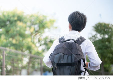 通学をする中学生や高校生のリュックの後ろ姿顔無し 131297499