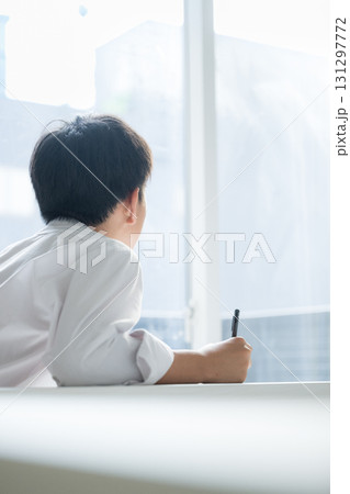 学校のような場所で勉強する中学生や高校生男児の顔無し 学校のような場所で勉強する中学生や高校生男児の顔無し 131297772