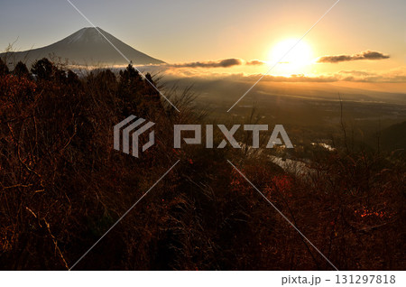 天子山地の長者ヶ岳の朝　富士山と朝日 131297818