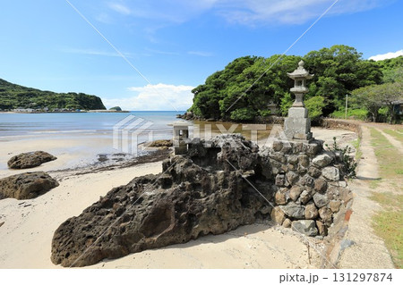白い砂浜と神社の灯篭が同居する根獅子海岸（日本 長崎県平戸市） 131297874
