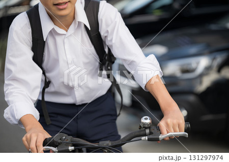 自転車で通学する高校生などのイメージ　正面の顔無し 131297974