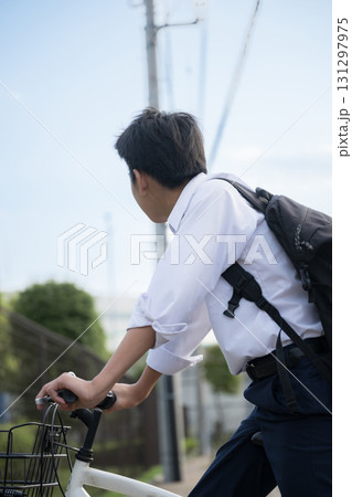 自転車で通学する高校生などのイメージ 131297975