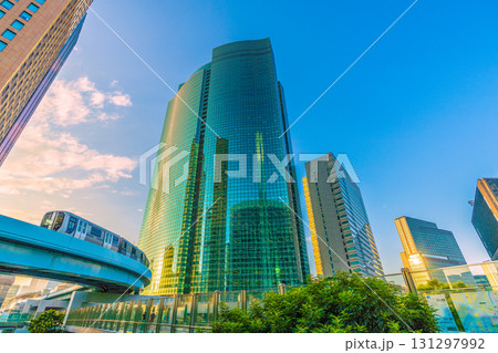 日本の東京都市景観　ゆりかもめや汐留シティセンターなど汐留のオフィス街を望む＝9月17日 131297992