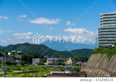 湯田中温泉の町並みと夏の山々 湯田中温泉の町並みと夏の山々 131298118