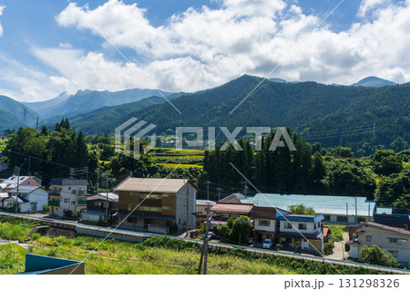 湯田中温泉の町並みと川沿いの夏景色 131298326