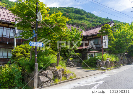 湯田中温泉かえで通りと旅館の風景 131298331