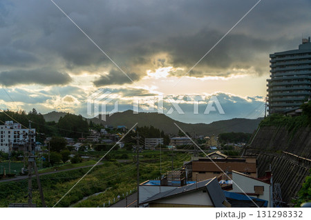 湯田中温泉の町並みと夕暮れの風景 131298332